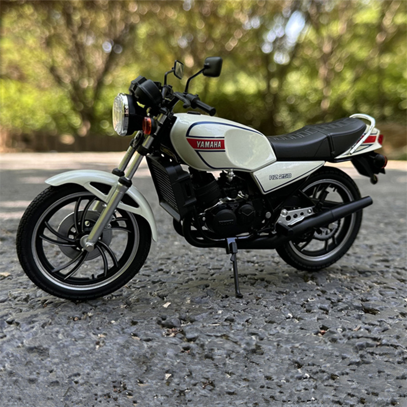 1:12 YAMAHA RZ250 RD250LC Alaş - Model Kit Aoshima incelemesi ve fiyatı