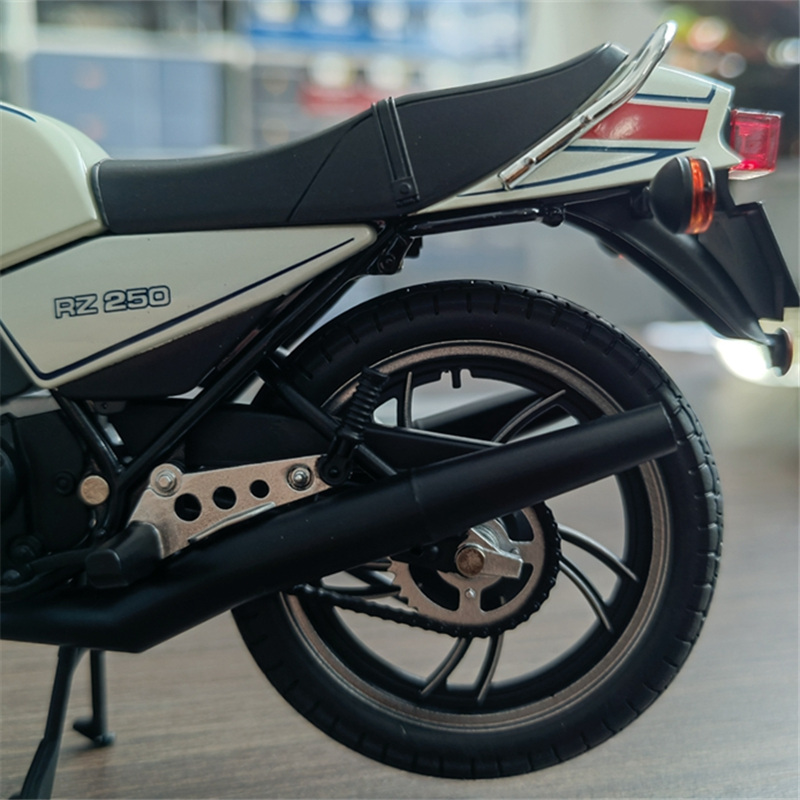1:12 YAMAHA RZ250 RD250LC Alaş - Model Kit Aoshima incelemesi ve fiyatı